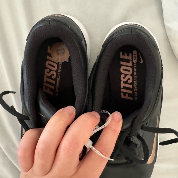 Nike gold shoes - Picture 2 of 3